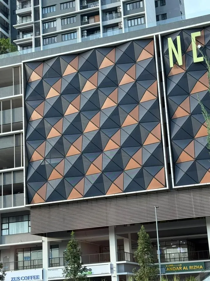 Building facade with a geometric ACP pattern