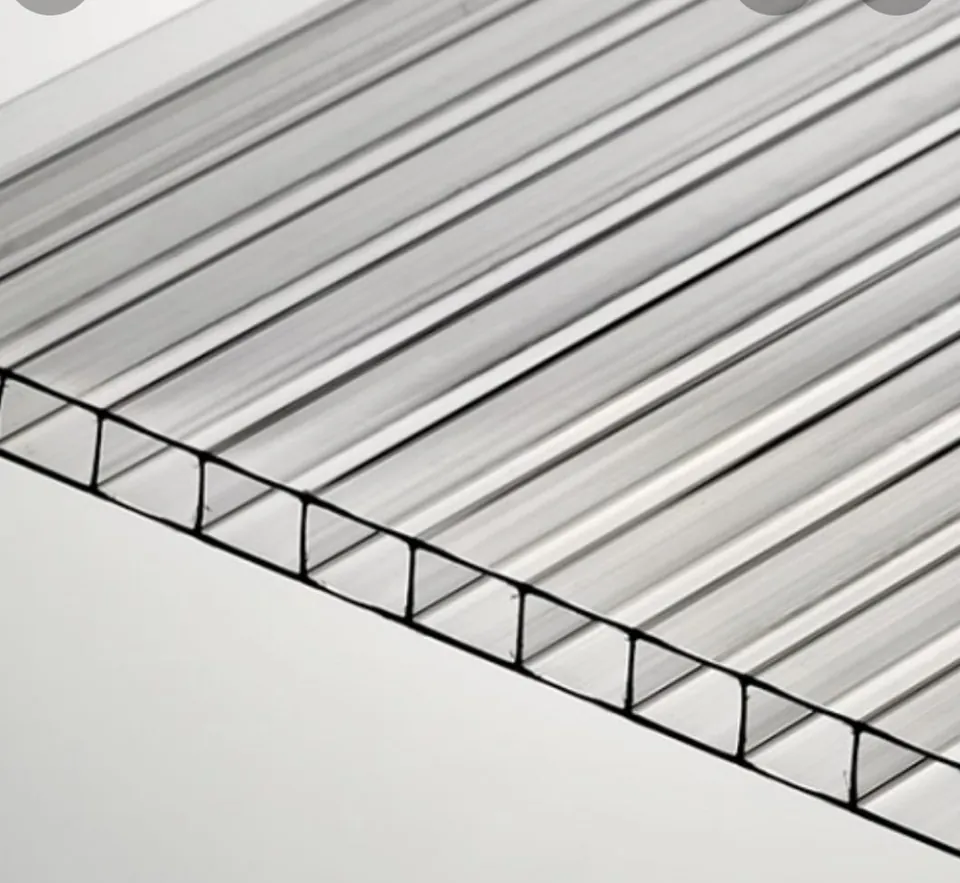 Twin-wall hollow polycarbonate sheet with its internal ribs