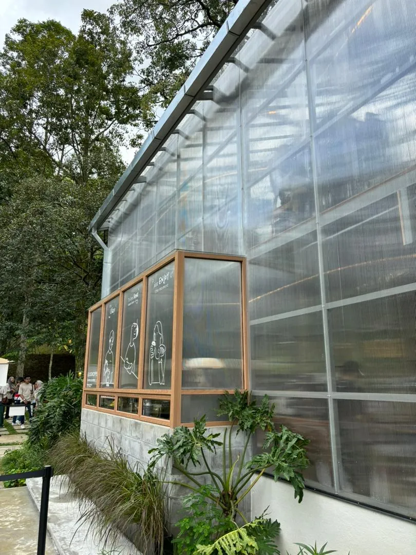 Garden room walled with hollow polycarbonate